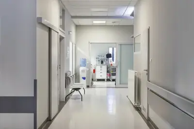 Korytarz w placówce medycznej z poczekalnią