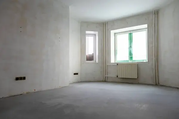 Pomieszczenie w trakcie wykończenia, przed sprzątaniem po remoncie