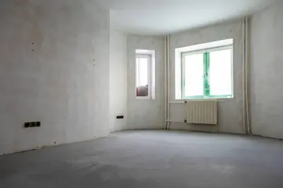 Pomieszczenie w trakcie wykończenia, przed sprzątaniem po remoncie